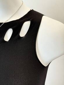 Flirla Vestido negro mini con hombros asimétricos y sin mangas para mujer - Negro - Ver 6