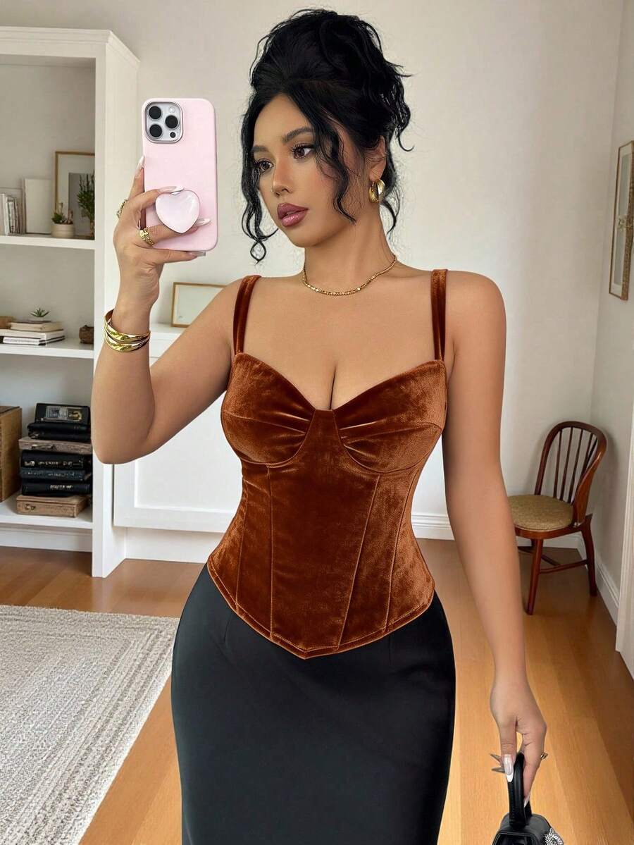 SHEIN Elenzya 女士秋冬都市时尚奢华宴会复古优雅酒红色天鹅绒吊带深V领高腰修身短款吊带背心,适合日常穿着、婚礼、正式晚宴、通勤、毕业派对、节日、度假、约会、派对、万圣节、圣诞节、新年、感恩节等场合。 - 棕色 - 查看 1