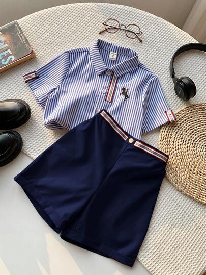 SHEIN Bộ 2 món giá cả phải chăng, kiểu dáng thể thao thường ngày, sinh viên, áo polo tay ngắn cổ sọc nhiều màu sắc trang trí ruy băng và quần short kaki dệt kim, thích hợp cho mặc hàng ngày, thể thao, dã ngoại, trường học, tụ họp, lễ hội, chụp ảnh, mùa tựu trường, xuân/hè.