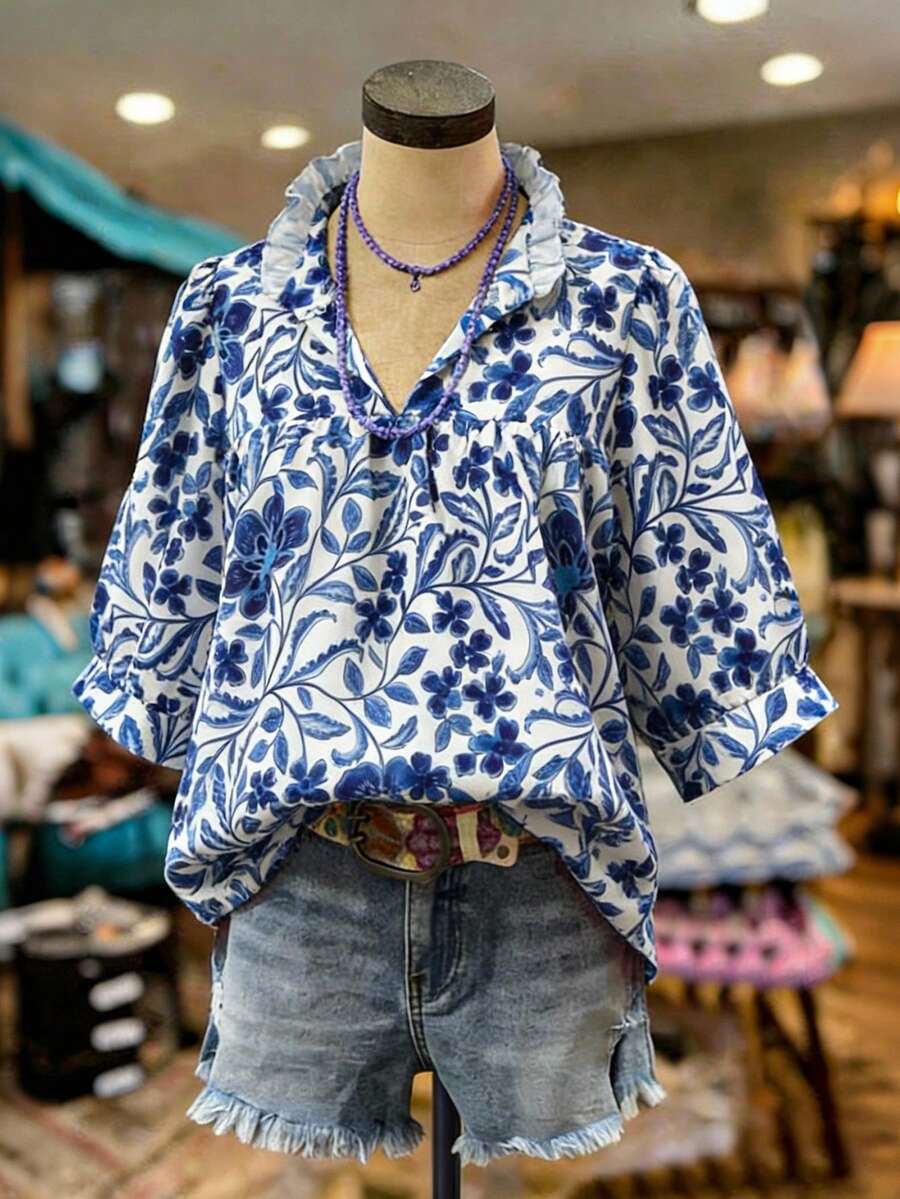 SHEIN Franclia 波西米亚风蓝白复古印花连帽斗篷，宽松褶皱半袖V领上衣，适合度假和通勤，植物图案休闲衬衫，蓝色印花上衣，蓝白衬衫，印花女式衬衫，夏威夷衬衫，西部衬衫，印花女式上衣，印花女式衬衫，女士休闲衬衫，荷叶边领上衣，印花女式上衣 - 彩色 - 查看 1