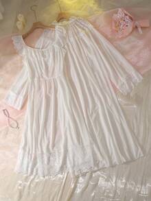 SHEIN Bộ đồ ngủ lãng mạn cổ điển gồm áo choàng và váy ngủ xuyên thấu gợi cảm trễ vai, cỡ lớn, có thể tháo rời, cổ áo xếp nếp và nơ. - trắng - Xem 7