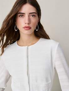 Nöista 提花圆领长袖衬衫，荷叶边下摆，实用口袋设计。优雅百搭，适合春季穿搭、休闲装扮和精致日常造型。 - 白色 - 查看 10