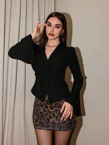 Bris Aura Damen V-Ausschnitt Rüschen Weite Ärmel Bluse, tailliert, schwarzes Langarmhemd, hexenhafte Kleidung, Knopfleiste Bluse, Konzert Outfit für Frauen, Hippie Kleidung, Piraten Top - Schwarz - Übersicht 1