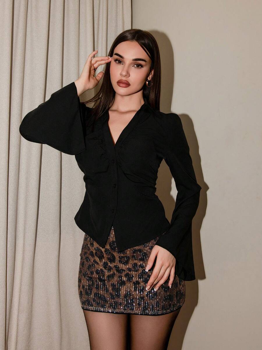 Bris Aura Damen V-Ausschnitt Rüschen Weite Ärmel Bluse, tailliert, schwarzes Langarmhemd, hexenhafte Kleidung, Knopfleiste Bluse, Konzert Outfit für Frauen, Hippie Kleidung, Piraten Top - Schwarz - Übersicht 1