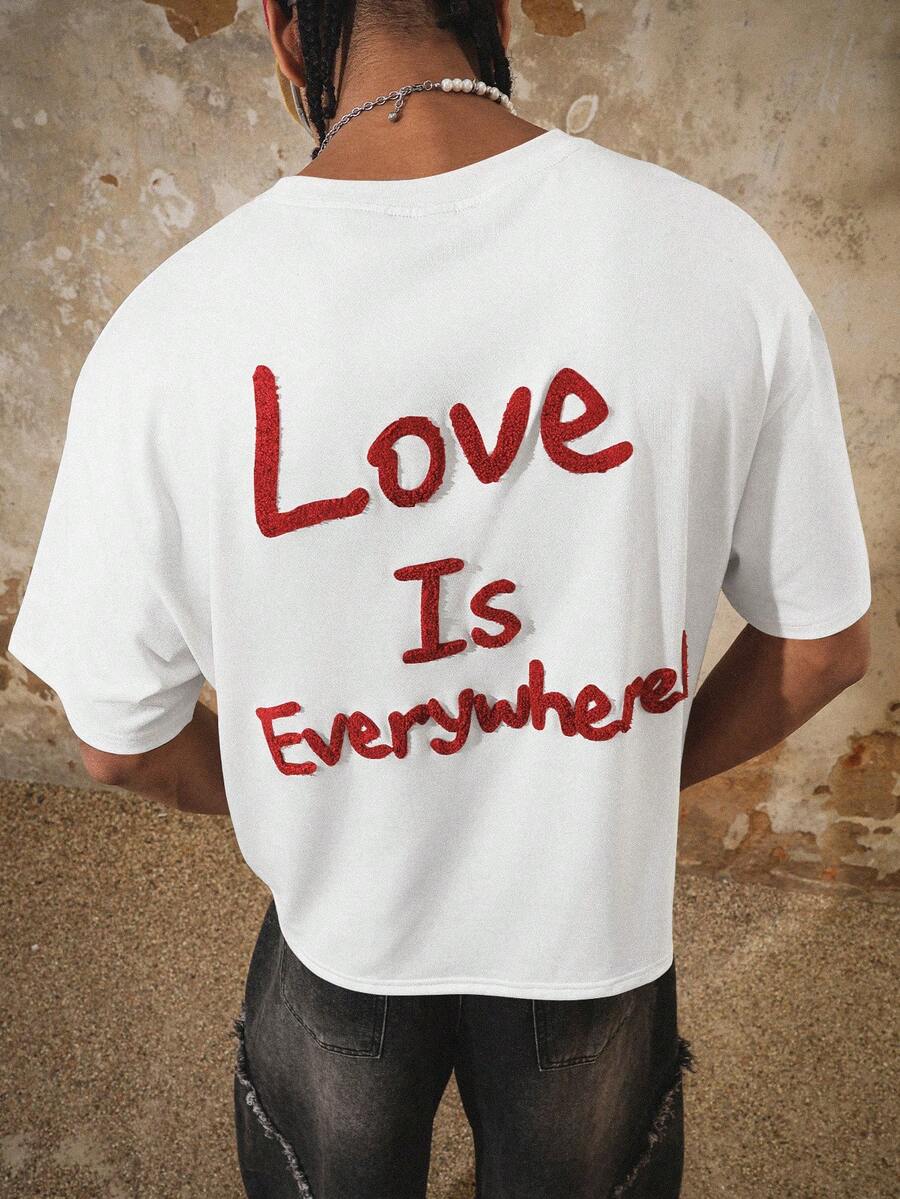 PAVTROS Camiseta de manga corta con cuello redondo y eslogan casual para hombres, versátil para uso diario. Camiseta boxy blanca con diseño rojo para hombres. Camisetas gráficas recortadas con eslogan y hombros caídos para hombres. - Blanco - Ver 1