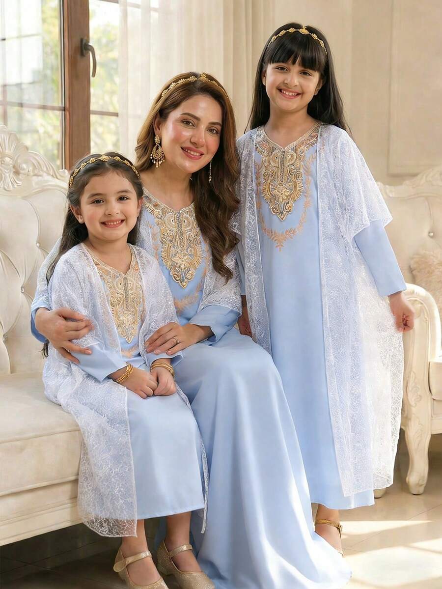 SHEIN 这款浅粉色两件套少女传统中东风情套装，采用柔软面料，饰以精致蕾丝，领口和袖口均有优雅刺绣，并点缀着花卉图案，适合节日、家庭聚会等正式场合穿着，轻盈透气，是春秋季的理想之选。 - 藍色 - 查看 1