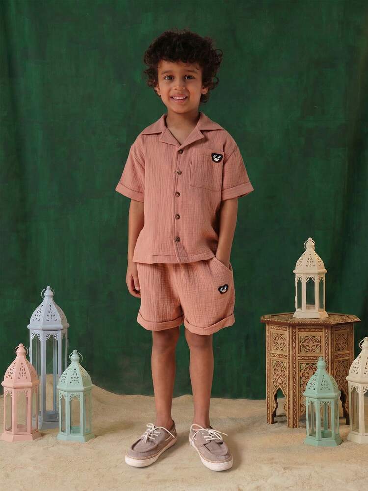 Conjunto de camisa e shorts com gola dupla face em tecido duplo