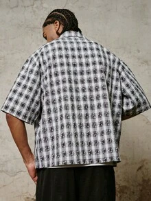 PAVTROS 纹理印花面料，日常街头风，校园穿搭，夏季度假及休闲聚会必备。这款年轻休闲的纱线染色格纹衬衫，饰有纹理刺绣般的印花，采用营领设计，短款短袖，纽扣开襟，轻盈透气的梭织面料，宽松版型，浅蓝色和白色格纹男士休闲衬衫，完美契合年轻休闲度假风和学生装扮，是送给男友的理想礼物，适合夏季穿着。男士宽松衬衫，男士短袖衬衫，落肩衬衫，男士街头服饰 - 彩色 - 查看 3