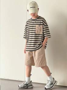 两件套儿童/青少年男童休闲韩版宽松条纹撞色口袋圆领短袖T恤和纯色短裤套装，舒适百搭，适合通勤、上学、日常休闲、运动，春夏皆宜。 - 卡其色 - 查看 1