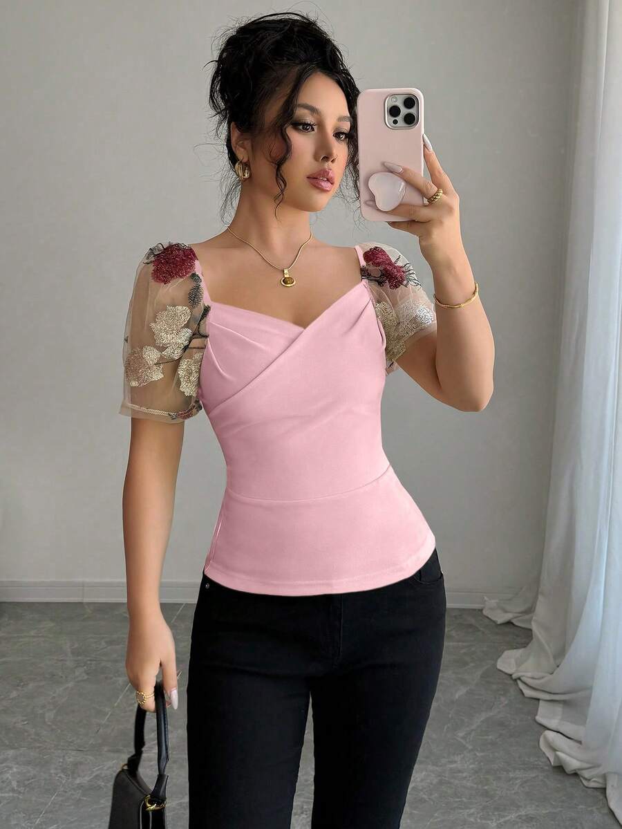 Rafferiza 女式方领泡泡袖刺绣衬衫 玫瑰花上衣 女士上衣 优雅粉色上衣 女士刺绣短袖上衣 玫瑰印花上衣 粉色网纱上衣 心形领口上衣 女士上衣和衬衫 职业衬衫 工作服 - 粉色 - 查看 1