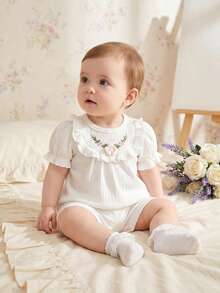 SHEIN 新生女婴白色短袖立体刺绣花朵上衣搭配同款短裤，面料简约舒适，亲肤透气，适合夏季作为家庭礼物赠送。 - 白色 - 查看 9