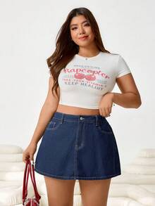 Solflare Jupe-short en jean polyvalente à taille haute avec poches pour femmes grandes tailles. Idéale du printemps à l'été, pour la Saint-Valentin, le carnaval, les déplacements, les vacances, la remise des diplômes, le style chic Y2K, les fêtes, les mariages, les tenues décontractées chics. Jupe patineuse en jean foncé avec short intégré pour femmes grandes tailles. - Bleu azur - Voir 5