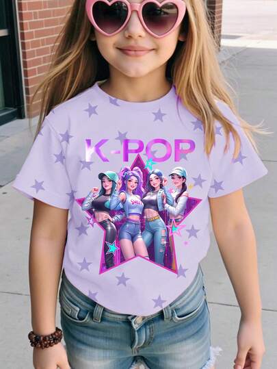 年轻女孩休闲时尚创意个性清新可爱简约时尚虚拟少女团体彩色五角星紫色星星图案字母标语印花舒适基础款短款T恤，适合春、夏、秋季穿着。