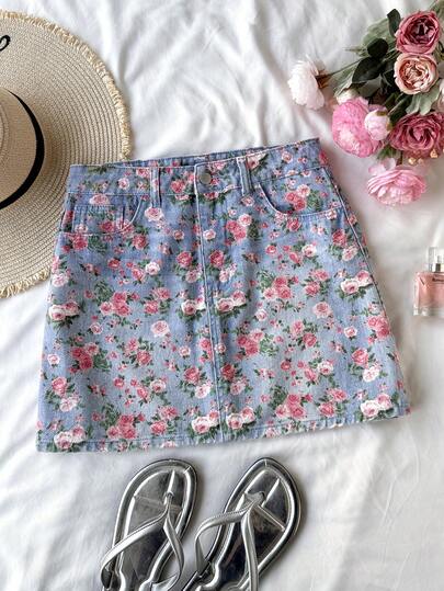 Soleia Damminikjol med blommönster och fickor i denim, semesterstil