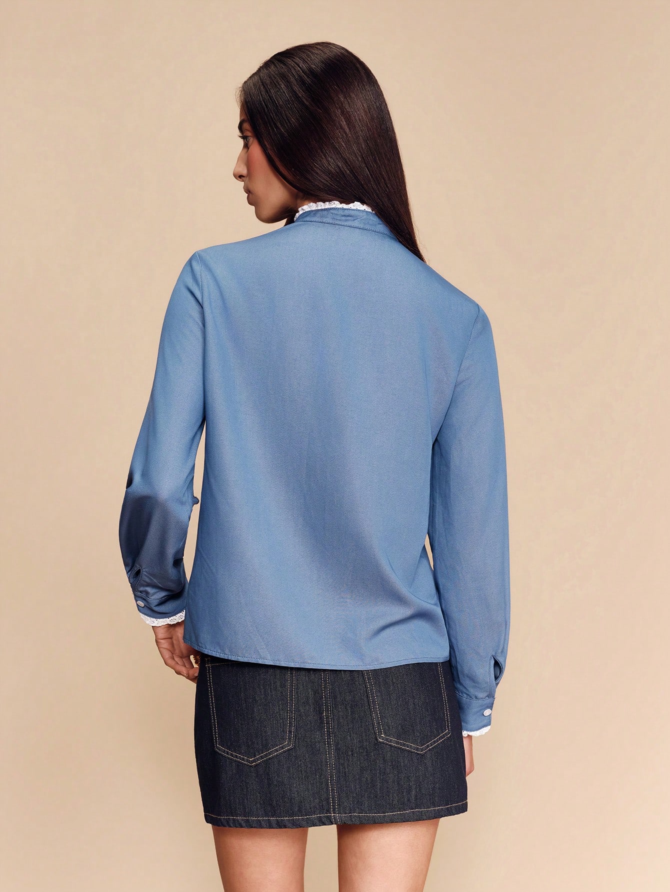 Blaues Langarmhemd mit weißer Spitzendetails, romantischer Frühlings-/Sommerstil, französischer Stil, Pariser Stil