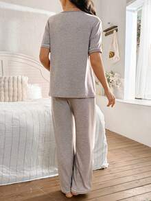 Moonlight&Mama 柔软垂坠休闲针织V领刺绣字母短袖长裤孕妇家居服套装 - 摩卡棕 - 查看 2