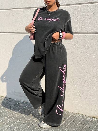 Muchica 2026 Ensemble 2 pièces grande taille pour femmes avec Top à col rond imprimé de lettres et manches courtes et pantalon large. Tenue décontractée pour l'école, le streetwear, le style Y2K, les vacances. Ensemble 2 pièces pantalon femme, ensemble confortable de détente pour femme