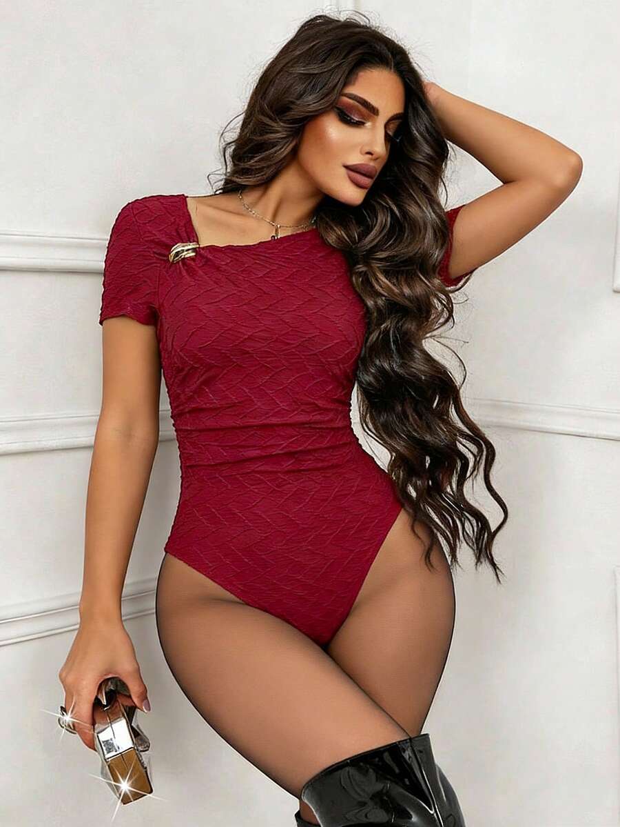 Xyvia Mono de mujer elegante, minimalista y sexy con decoración de hebilla de metal y tela texturizada de manga corta con hombro asimétrico, color rojo vino - Burdeos - Ver 1