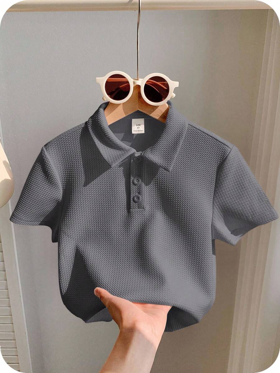 一件装 男童休闲运动学院风复古纹理面料短袖 Polo 衫，适合返校、生日派对、晚宴、演出、婚礼、洗礼、开幕式等场合，适合中东地区穿着，适合日常穿着，适合上学、旅行、运动，适合春夏季节。 - 灰色 - 查看 1