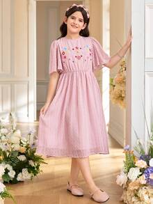 SHEIN 少女优雅圆领荷叶袖花卉刺绣连衣裙 - 藕粉色 - 查看 3