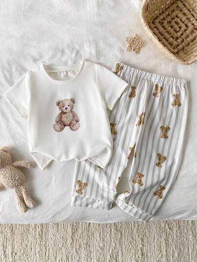 مجموعة بيجاما أنيقة ومريحة لطفل صبي، تتكون من ملابس علوية بأكمام قصيرة مزخرف برسم الدب الصغير باللونين الرمادي والأبيض المخطط وبنطلون مطابق