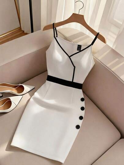 Franclia 白色飘逸面料吊带连衣裙，V领设计，饰有黑色装饰线条和纽扣，收腰设计，修身剪裁。适合晚宴、约会等正式场合，简约优雅。