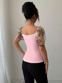 Rafferiza 女式方领泡泡袖刺绣衬衫 玫瑰花上衣 女士上衣 优雅粉色上衣 女士刺绣短袖上衣 玫瑰印花上衣 粉色网纱上衣 心形领口上衣 女士上衣和衬衫 职业衬衫 工作服 - 粉色 - 查看 2