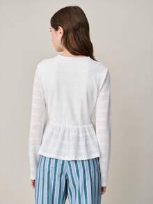 Nöista 提花圆领长袖衬衫，荷叶边下摆，实用口袋设计。优雅百搭，适合春季穿搭、休闲装扮和精致日常造型。 - 白色 - 查看 2