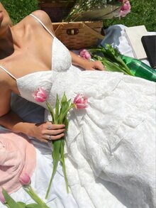 SHEIN MOD 杏色花卉提花露背吊带连衣裙，饰有超大蝴蝶结，梦幻浪漫优雅，层叠荷叶边点缀，适合约会、派对、假日、下午茶、生日装扮、夏季女装、复活节装扮、沙滩装扮、度假装扮、夏季、音乐会装扮、锐舞派对装扮、邮轮装扮、西式女装、毕业礼服、迎婴派对礼服、波西米亚风女装、节日装扮等场合。 - 杏色 - 查看 1