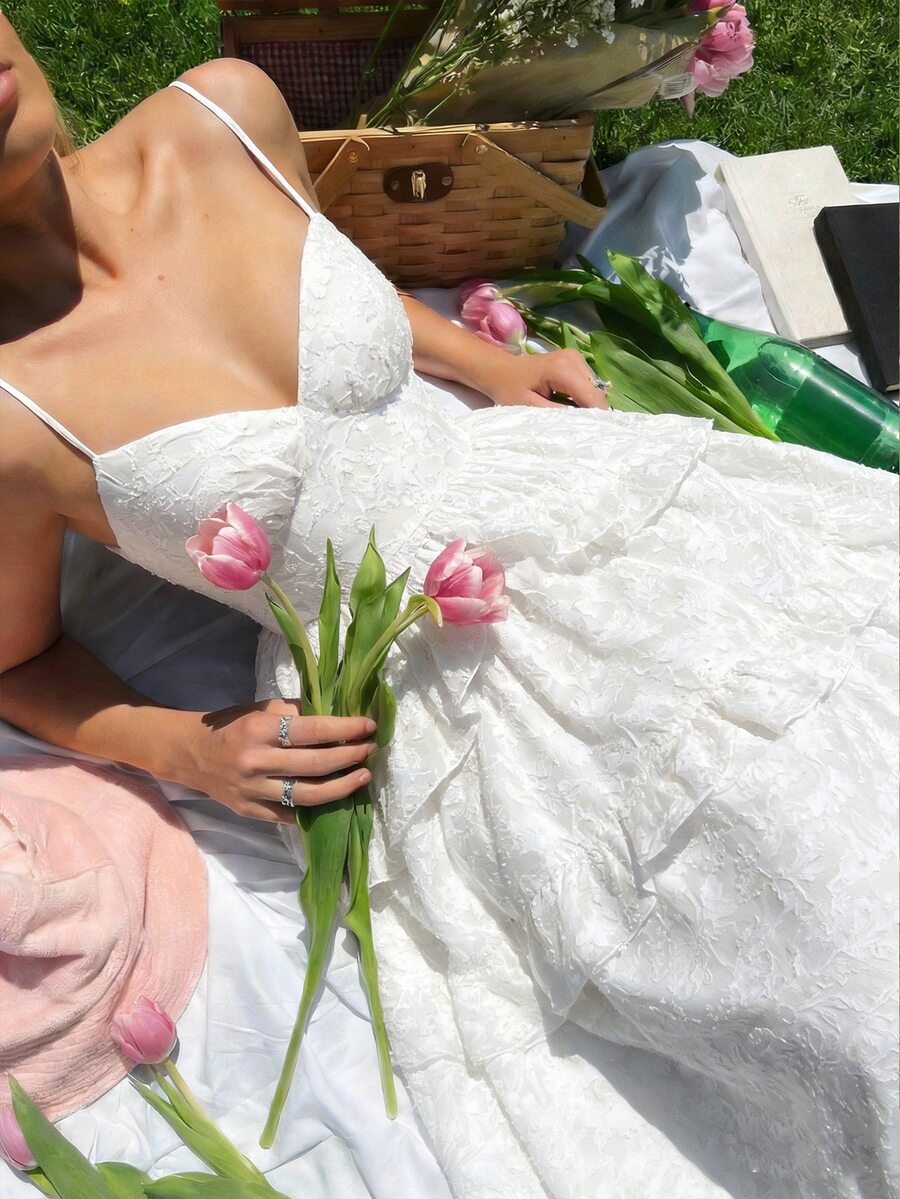 SHEIN MOD 杏色花卉提花露背吊带连衣裙，饰有超大蝴蝶结，梦幻浪漫优雅，层叠荷叶边点缀，适合约会、派对、假日、下午茶、生日装扮、夏季女装、复活节装扮、沙滩装扮、度假装扮、夏季、音乐会装扮、锐舞派对装扮、邮轮装扮、西式女装、毕业礼服、迎婴派对礼服、波西米亚风女装、节日装扮等场合。 - 杏色 - 查看 1