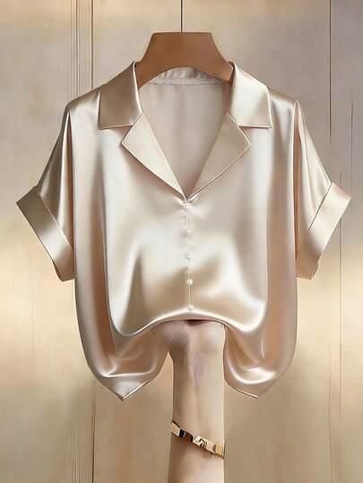 Franclia Camisa de satén color champán con escote en V y botones de perlas falsas de manga corta para mujer, de alta gama, de primavera/verano, nuevo estilo, manga corta, botón de hongo de perla falsa en el centro delantero, sencilla y elegante para salidas y trabajo, camisa/top de mujer color champán, top de verano, tela de satén suave, top de verano para mujer