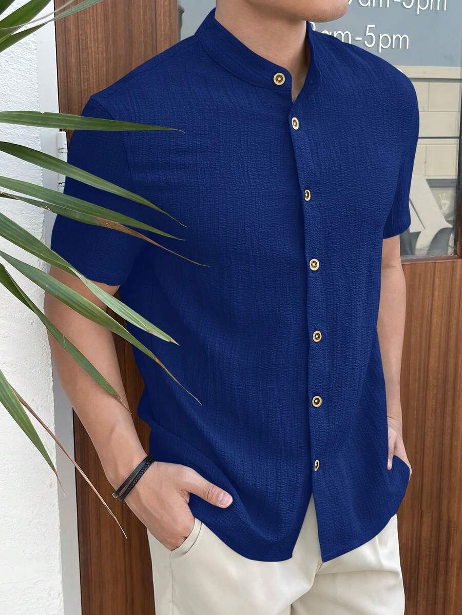 Manfinity RebelGame 男士休閒通勤仿亞麻刺繡短袖襯衫，男士黑色立領短袖襯衫，馬刺繡休閒鈕扣襯衫，夏季海灘婚禮無領上衣，輕盈透氣爺爺領襯衫，修身純黑紋理襯衫，復古刺繡襯衫，紳士風夏季穿搭，男士盤領襯衫，短袖鈕扣爺爺領上衣，夏季休閒亞麻感刺繡襯衫，修身夏季必備，男士襯衫，度假，父親節禮物