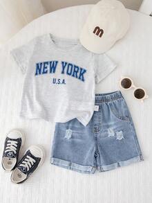 SHEIN Set de 2 piezas Unisex para bebé niño/niña con camiseta de manga corta con gráfico de lema casual y cute, y pantalones cortos de mezclilla desgastados, conjunto de ropa de calle para bebé - Gris - Ver 4