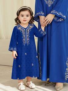 SHEIN 海军蓝碎花女婴长袍，优雅复古碎花刺绣，女婴休闲简约传统长袖阿拉伯连衣裙，适合春夏穿着，优雅端庄长袖连衣裙，祈祷长袍，舒适休闲，休闲装，度假风，端庄卡夫坦长袍，女婴长袍，女婴长袍 - 彩色 - 查看 6