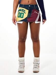 SUMWON WOMEN 做旧大学橄榄球贴片牛仔迷你裙，毛边下摆，巴西和芝加哥印花，运动风高腰 - 藍色 - 查看 6