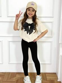 SHEIN Sparklyn 春夏休闲时尚创意个性清新别致简约亮黑色蝴蝶结装饰印花宽松T恤和打底裤套装，舒适日常穿着，适合春、夏、秋季少女穿着。 - 彩色 - 查看 3