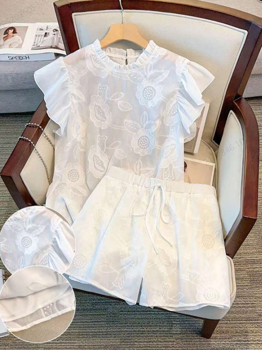 SHEIN PETITE CURVE 大码女式夏季休闲度假日常通勤花卉刺绣荷叶边袖口上衣和短裤套装 - 白色 - 查看 1
