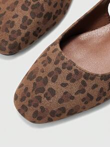 CUCCOO BIZCHIC Giày nữ thời trang màu đỏ kiểu Mary Jane, quai sau, gót thấp, mũi vuông, thoải mái, giày cao gót dự lễ tốt nghiệp, giày dự tiệc mùa hè, mùa xuân, lễ Phục sinh, Giáng sinh. - Mẫu báo nâu - Xem 7