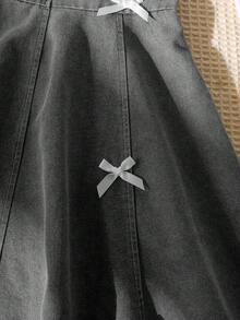 这款休闲时尚的牛仔连衣裙适合少女穿着，是春夏的理想之选。它正面饰有白色缎带和立体蝴蝶结，短袖设计，泡泡袖，并采用牛仔布拼接工艺。适合返校季少女和日常穿着。 - 淺灰色 - 查看 13