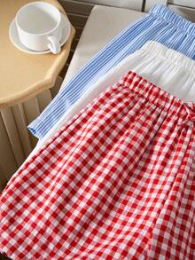 Sparklyn Ceci est un ensemble de trois shorts décontractés pour filles, appartenant à la série vacances pour les préadolescentes. L'ensemble comprend des shorts avec des motifs à carreaux rouges et blancs, ainsi que des designs à rayures bleues et blanches, et 1 paire de shorts blancs. Ces shorts sont idéaux pour que les filles les portent dans leur vie quotidienne décontractée ou pendant les vacances d'été. - Multicolore - Voir 5
