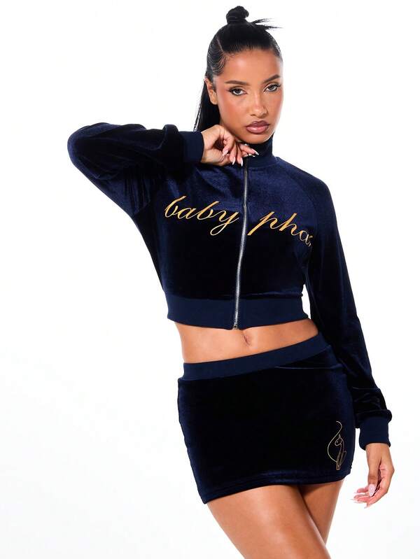 BABYPHAT 藏蓝色丝绒拉链短款卫衣，饰有金色刺绣字母细节，长袖修身款，秋冬休闲上衣