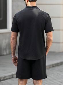 Manfinity Homme Men's Black Summer Casual City Break Retro Solid Textured Jacquard Short Sleeve Shirt And Shorts Set,Old Money Style Two Piece Outfit For Vacation - Black - View 2