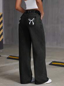 少女Y2K休闲浅色水洗刺绣高腰牛仔裤，饰有蝴蝶结刺绣设计，适合万圣节、秋季、圣诞节等场合，也适合秋冬季返校季穿着，兼具街头复古风，舒适百搭，适合8-12岁女孩，可用于学校、居家和旅行等各种场合。 - 黑色 - 查看 3