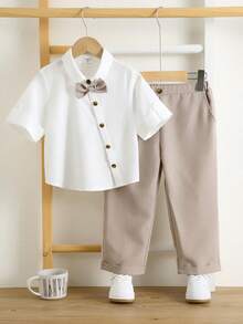 SHEIN 2pcs Young Boy Gentleman Outfit, Cute Khaki Elastic Waist Pants And Short Sleeve Shirt With Bow Tie, Spring/Summer - Khaki - View 7