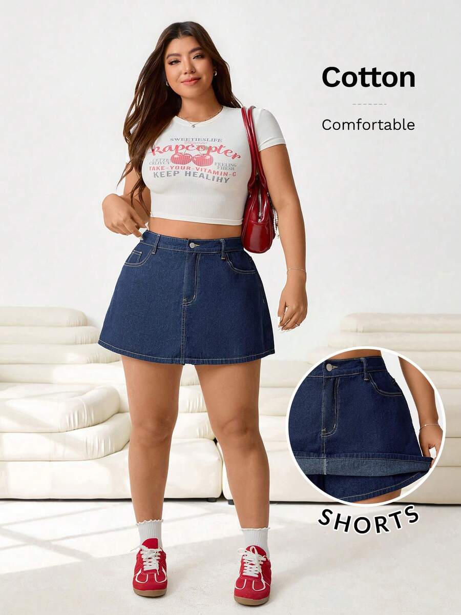 Solflare Jupe-short en jean polyvalente à taille haute avec poches pour femmes grandes tailles. Idéale du printemps à l'été, pour la Saint-Valentin, le carnaval, les déplacements, les vacances, la remise des diplômes, le style chic Y2K, les fêtes, les mariages, les tenues décontractées chics. Jupe patineuse en jean foncé avec short intégré pour femmes grandes tailles.