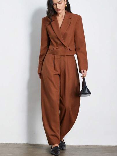 Aveloria Modichic 精致剪裁，焦糖棕色调，复古风，适合办公室/商务场合，翻领短款外套，纽扣开合设计，翻盖口袋细节，高腰直筒裤，修身显瘦，弹力针织面料，质地柔软，垂坠感极佳，穿着舒适，适合工作场所、商务会议、休闲都市装扮、研讨会和正式聚会，展现干练时尚的都市职业形象。女士亚麻质感宽松长袖双排扣西装外套和阔腿裤套装