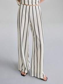 Ontre 2026春夏新款女士两件套，黑白竖条纹针织镂空Polo领上衣搭配松紧腰裤，现代优雅的婚礼宾客装扮，简约浪漫的法式奢华都市时尚商务休闲办公服饰，低调奢华的质感，都市通勤、机场、邮轮、中东旅行必备单品，四季皆宜的高级婚礼系列女士两件套。 - 黑與白 - 查看 7