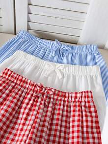 Sparklyn Ceci est un ensemble de trois shorts décontractés pour filles, appartenant à la série vacances pour les préadolescentes. L'ensemble comprend des shorts avec des motifs à carreaux rouges et blancs, ainsi que des designs à rayures bleues et blanches, et 1 paire de shorts blancs. Ces shorts sont idéaux pour que les filles les portent dans leur vie quotidienne décontractée ou pendant les vacances d'été. - Multicolore - Voir 4