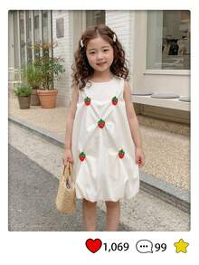 SHEIN Robe d'été beige à col rond sans manches pour jeune fille, avec une forme de bouton de fleur à bulles, dans un style doux et princesse avec un fort sens du design. Le tissu tressé est d'épaisseur modérée. Les badges de fraises décorés sur la robe sont mignons et adorables. La forme de bouton de fleur à bulles convient aux visites quotidiennes dans les champs de fraises, aux tenues de mariage, aux vêtements d'anniversaire, à la détente à la maison et à la lecture de livres d'images. Assister à une fête - Nude - Voir 3