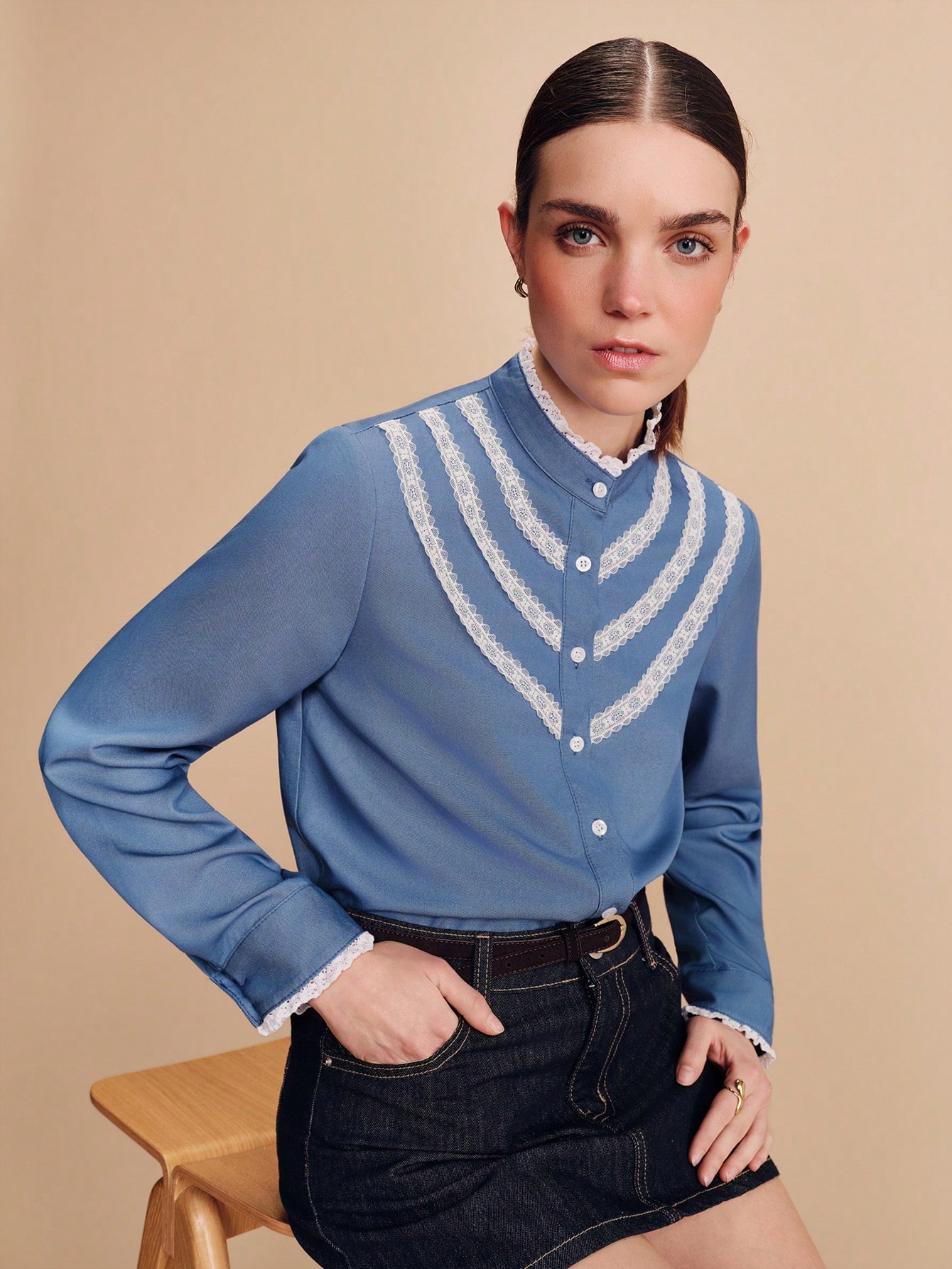 Blaues Langarmhemd mit weißer Spitzendetails, romantischer Frühlings-/Sommerstil, französischer Stil, Pariser Stil